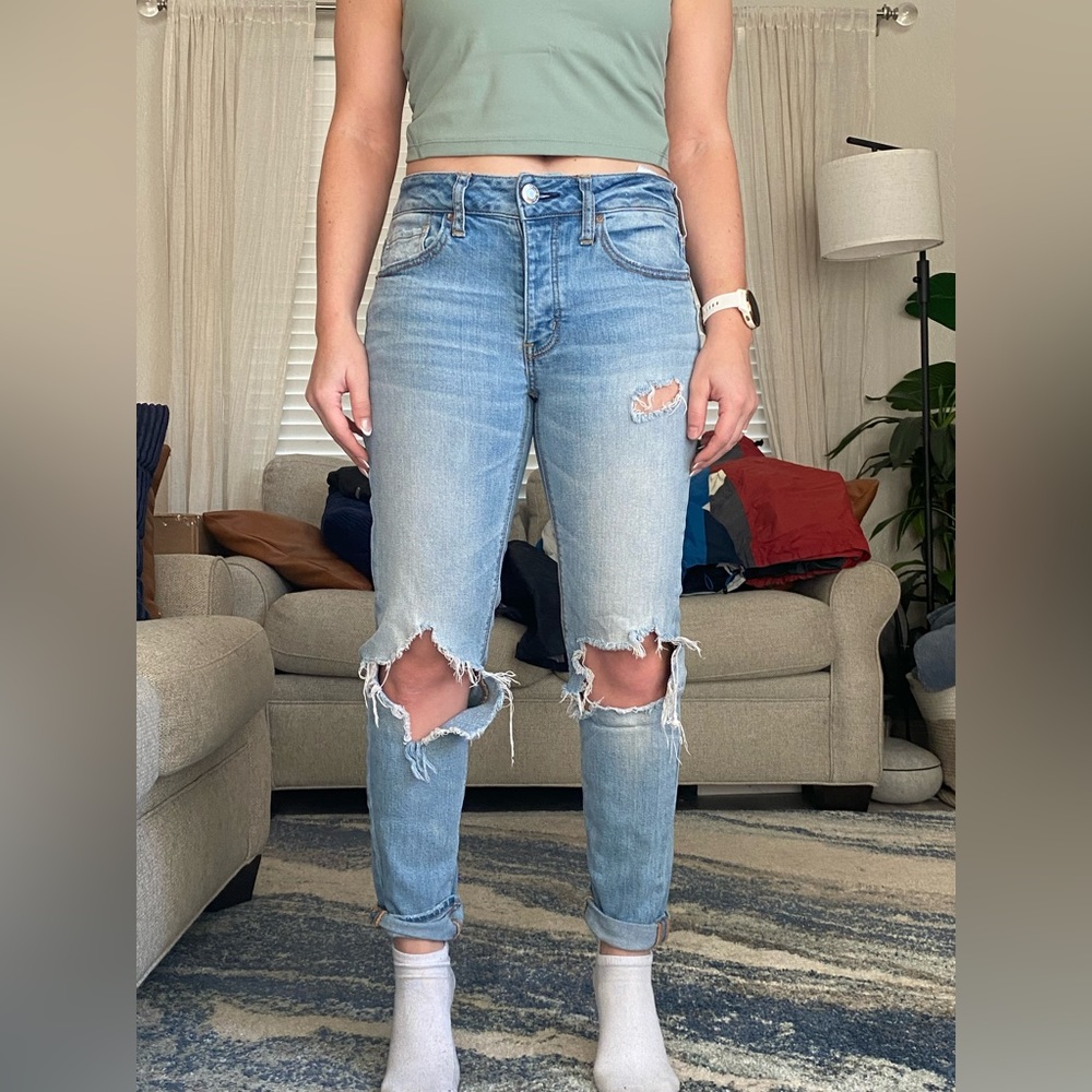 American Eagle Light Wash Tomgirl Jeans